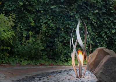 Dynamik pur – Die Gartenfackel interpretiert Feuer in Edelstahl