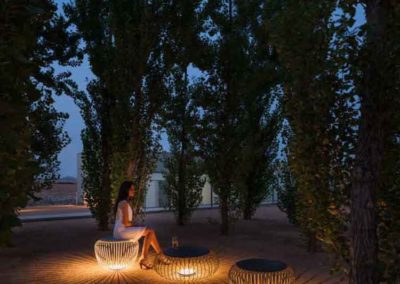 Stilvoll sitzen – Licht-Sitz-Skulpturen entwickeln ein spannendes Schattenspiel